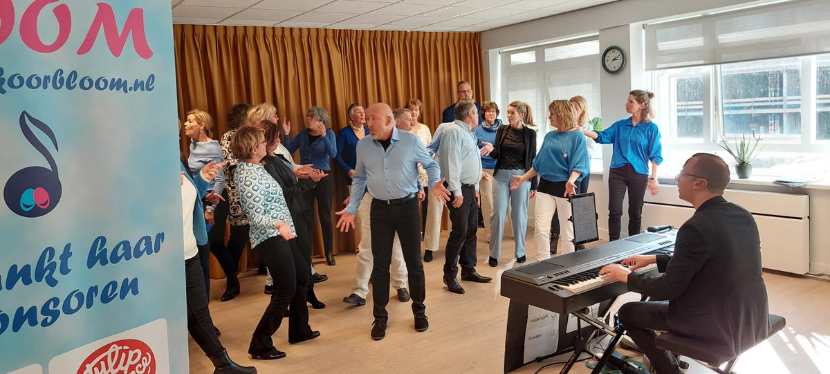 PopkoorBloom3's tweet photo. OPTREDEN OVERDUIN KATWIJK 

Op zaterdag 18 maart trad Popkoor Bloom in Katwijk op bij Verpleeghuis Topaz Overduin. 

Een volle zaal, enthousiast publiek midden in het duin van Katwijk. De zon scheen zowel buiten als binnen. Wat een heerlijk optreden. ❤️🎶

https://t.co/r5lEQgcGJn https://t.co/EiN3iyL6pO