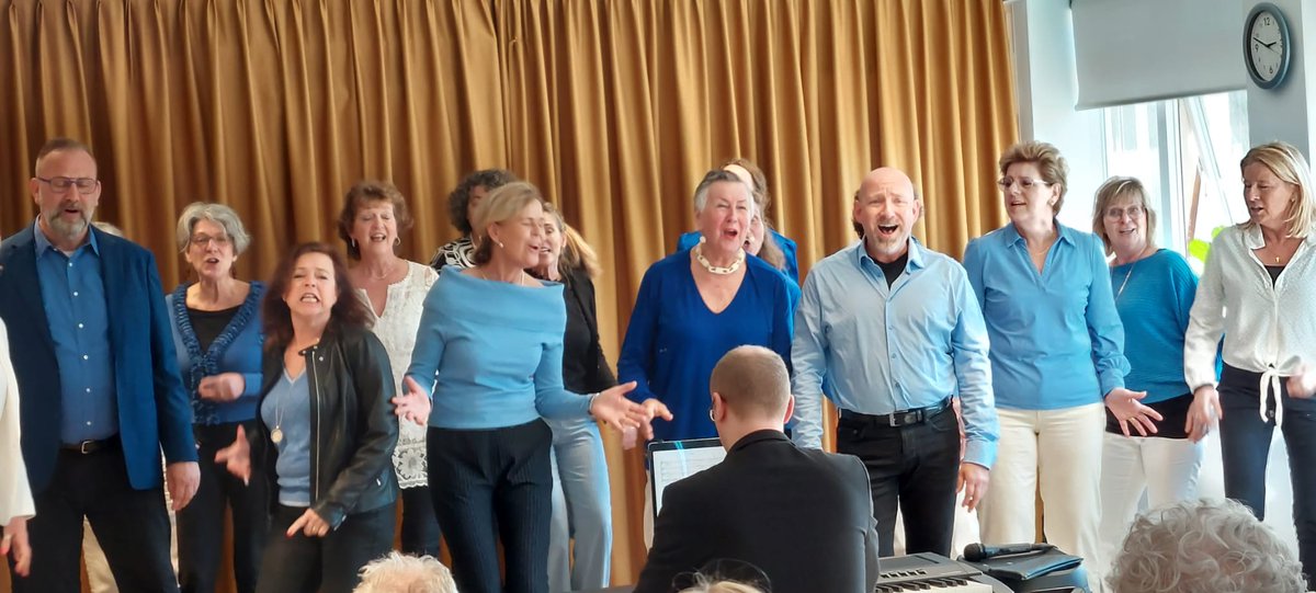 PopkoorBloom3's tweet photo. OPTREDEN OVERDUIN KATWIJK 

Op zaterdag 18 maart trad Popkoor Bloom in Katwijk op bij Verpleeghuis Topaz Overduin. 

Een volle zaal, enthousiast publiek midden in het duin van Katwijk. De zon scheen zowel buiten als binnen. Wat een heerlijk optreden. ❤️🎶

https://t.co/r5lEQgcGJn https://t.co/EiN3iyL6pO