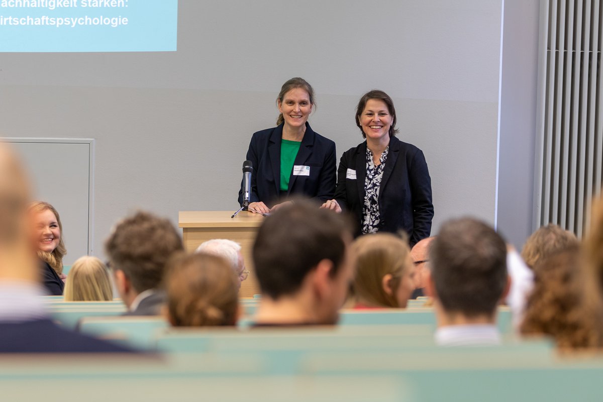FOMforscht's tweet photo. 78 Beiträge, 136 Teilnehmende & 4 #BachelorAwards – die 26. Fachtagung der Gesellschaft für angewandte #Wirtschaftspsychologie (#GWPs) wurde erfolgreich an der FOM Hochschule in @Essen_Ruhr durchgeführt: https://t.co/2l2VnWsqKM. #GWPs2023 #FOMEssen 📷FOM/Tim Stender https://t.co/7YhjRSLclq