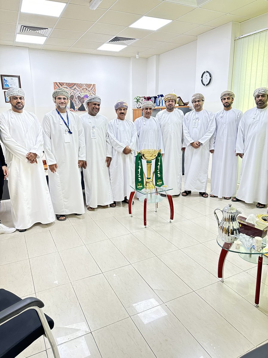rashidalkaabi_1's tweet photo. القائد الحقيقي الذي يُشرك الآخرين في فرحة الإنجاز؛وهذه الامثلة النبيلة تتجلى في شخصية الشيخ #أحمد_النعيمي الذي انعكست قيادته لـ #نادي_النهضة @fcalnahda في التتويج بـ #الكأس_الغالية لمولانا #جلالة_السلطان_المعظم_لكرة_القدم
هنا تشرفنا بمعانقة #الكأس لتعم الفرحة بالإنجاز الجميع.. https://t.co/FL3wbjQU9p