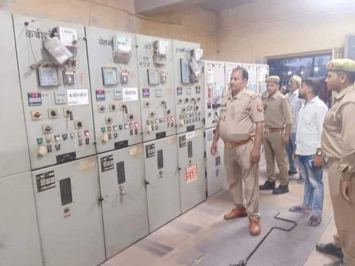 नवीन भर्ती सबस्टेशन ऑपरेटर्स से अनुरोध है कि लाइन चालू करने के लिए डंडे का इस्तेमाल बिल्कुल ना करें अन्यथा बिजली की गारंटी बिल्कुल नहीं है, बाकी तो सब जानते ही हैं।

हां, पटवारी साहब चाहें तो लाइनों की लंबाई नाप सकते हैं 😜😂

#electricity #employees #strike #uttarpradeshnews