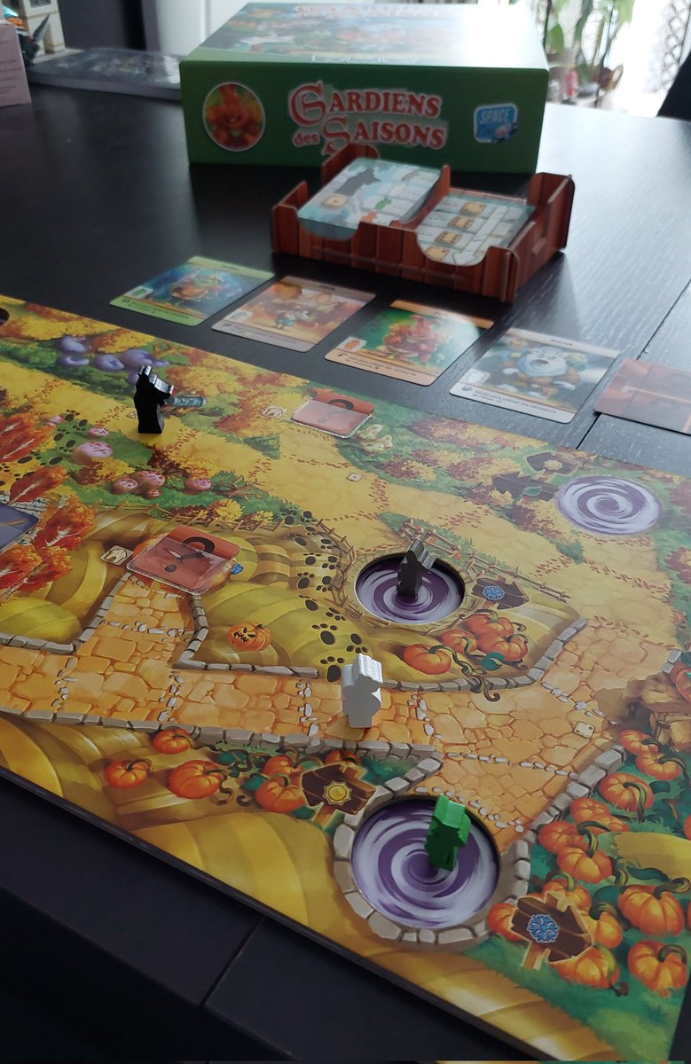 🍃☀️ Gros coup de cœur pour ce jeu au matériel splendide et immersif grâce au livre-plateau. De très belles aventures coopératives à vivre en famille! 🍁❄️ @Spacecowkids #boardgame #boardgames #j2s #jeuxdesociete