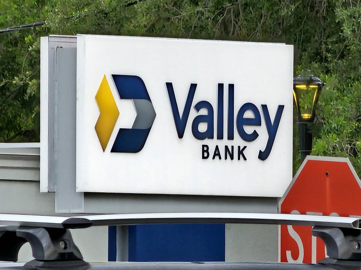 Dale_Greenstein's tweet photo. Everyone driving by: 🤔

Bank president: "Soooo, about our name ..."

#SVBCollapse #BankingCrisis https://t.co/EmZgnsRHWG