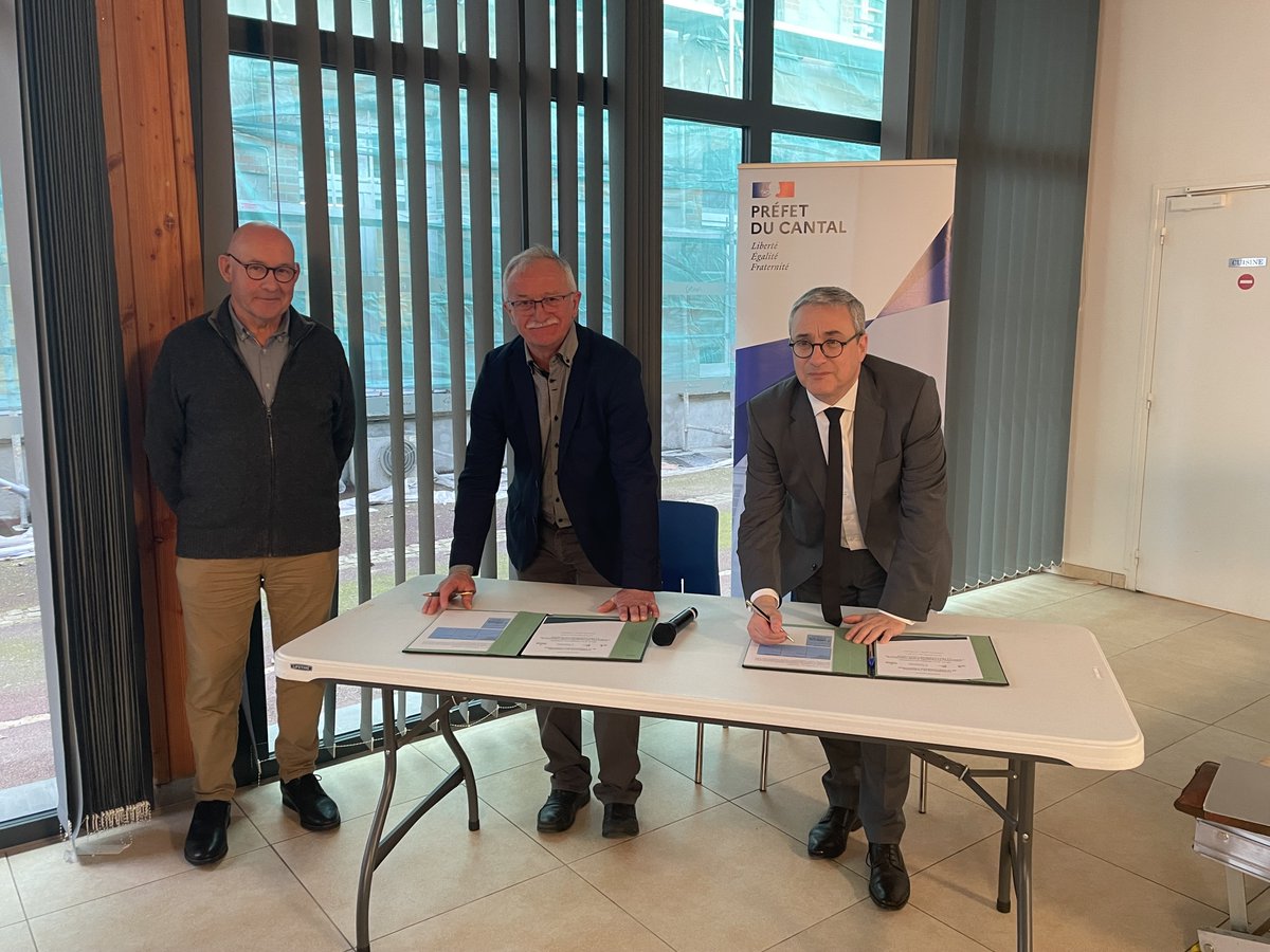 Prefet_15's tweet image. #OPAH
👉Laurent Buchaillat, préfet du Cantal, a signé une nouvelle opération programmée d'amélioration de l'habitat (OPAH) avec la communauté de communes Châtaigneraie cantalienne, avec un soutien financier de @ANCTerritoires de 5,5 millions € (2023-2027)