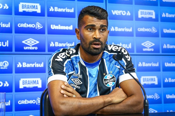 GremioTimeLine's tweet photo. Esse cidadão não pode nem pisar em campo no jogo da volta contra o Ypiranga na Arena ele fede a FRACASSO e se ele jogar nossa classificação corre sérios riscos! @Gremio
#FORATS #THIAGOSANTOSNAO 🇪🇪🤬 https://t.co/jZEd8Pzpj6