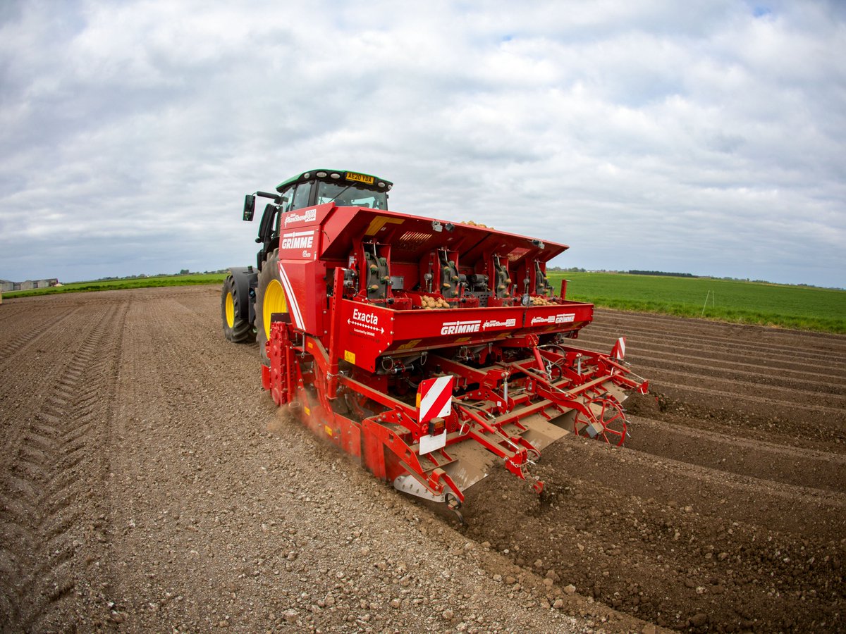 GRIMMEGroup's tweet photo. #PotatoMonday
Review of the past planting season, where we were on the road with a GL 420 Exacta with 90 cm row width as part of the RowShow 2022 in the UK ๐ฌ๐ง.
#GRIMME #GRIMMEGroup #potatoes #RowShow #kartoffeln #agriculture #machinery #spring #tillage #planter #Exacta https://t.co/Ox49iHuEmw