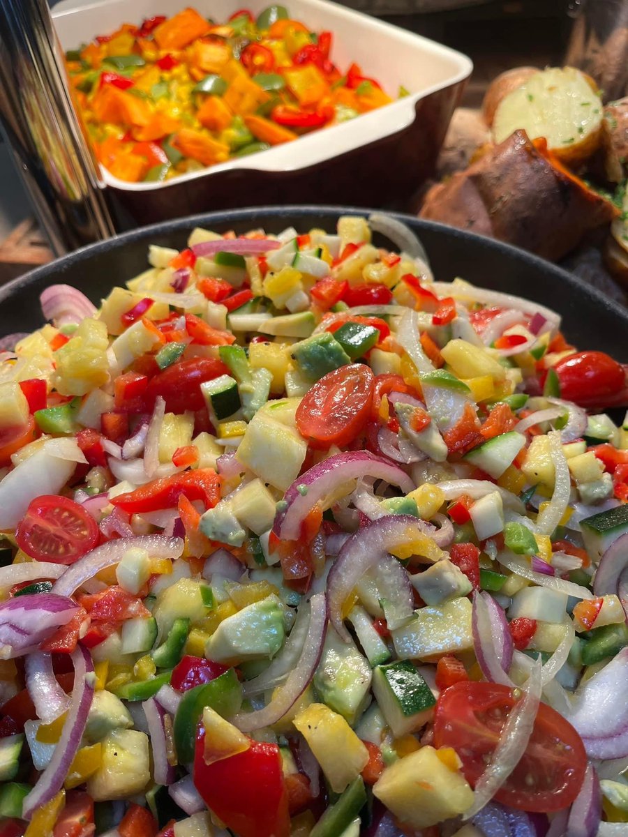 We’re taking a trip to the Caribbean this lunchtime. 😍 Take a look at this delicious feast which includes jerk chicken, rice, and beans and a stem ginger cake with vanilla sauce.