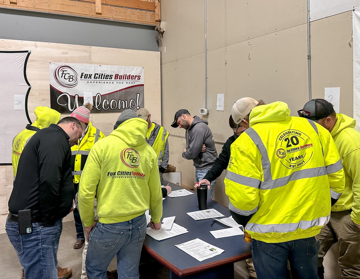 FoxCitiesBuild's tweet image. 👷‍♂️👷🏻‍♀️Starting off the week right with our Crew!👩‍🏭👨‍🏭

#FoxCitiesBuilders #PerformanceFab #TeamBuilding #CompanyUpdates #CompanyCulture #CoreValues #BuildingStrongerConnections