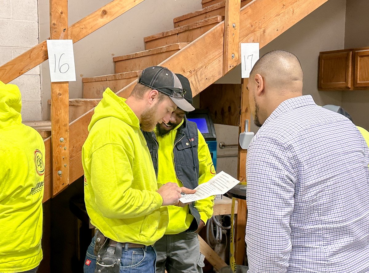 FoxCitiesBuild's tweet image. 👷‍♂️👷🏻‍♀️Starting off the week right with our Crew!👩‍🏭👨‍🏭

#FoxCitiesBuilders #PerformanceFab #TeamBuilding #CompanyUpdates #CompanyCulture #CoreValues #BuildingStrongerConnections