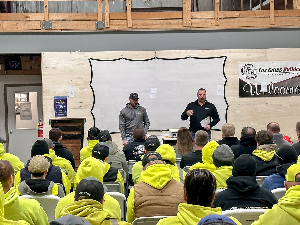 FoxCitiesBuild's tweet image. 👷‍♂️👷🏻‍♀️Starting off the week right with our Crew!👩‍🏭👨‍🏭

#FoxCitiesBuilders #PerformanceFab #TeamBuilding #CompanyUpdates #CompanyCulture #CoreValues #BuildingStrongerConnections