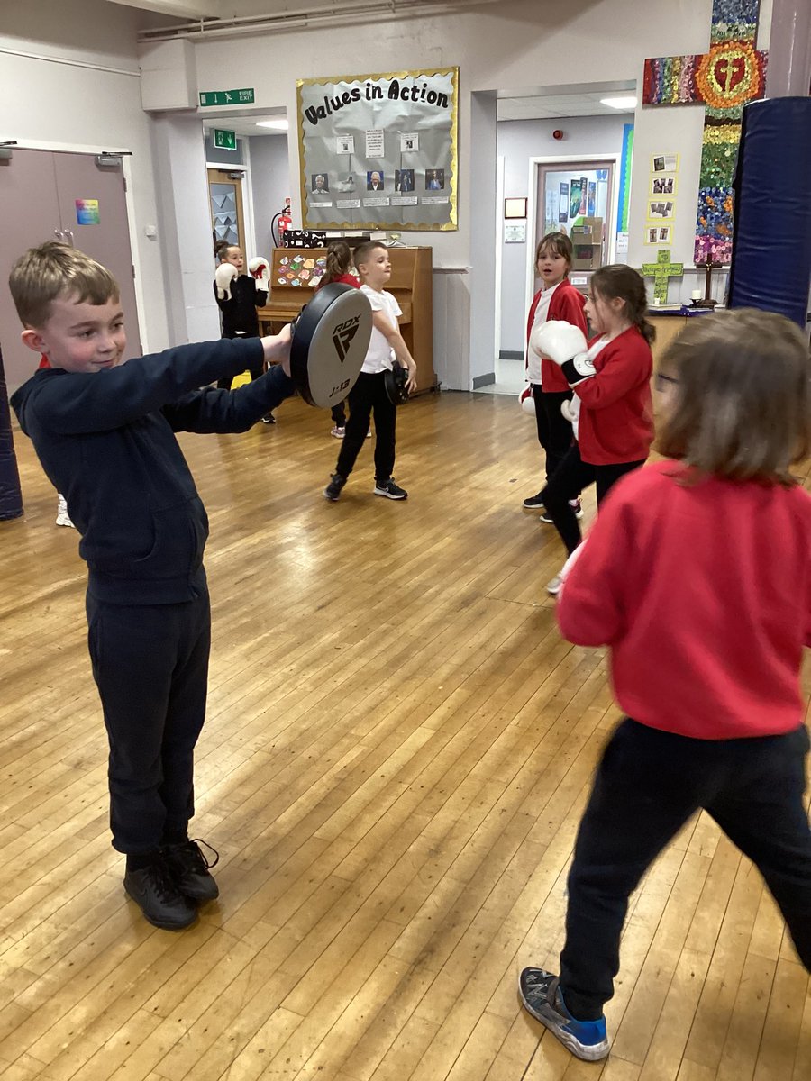 HorwichParishCE's tweet photo. In PE, Year 3 have been practising their jab and footwork and learning how to ‘throw a feint’ to deceive our partner. #HPY3 @keypesports https://t.co/PZFf92h622