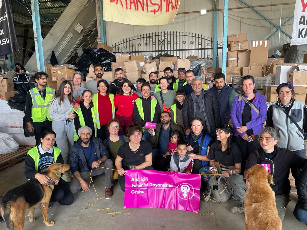 Afet İçin Feminist Dayanışma Grubu (<a href="/afeticinfeminst/">Afet için Feminist Dayanışma</a>) bir kez daha Samandağ Koordinasyon Merkezimize gelip dayanışmamıza güç verdi. 

Yaşasın Kadın Dayanışması!