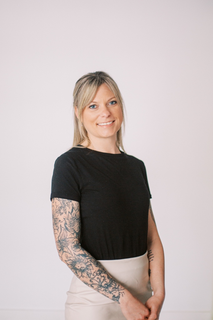 LastingEventsNF's tweet photo. Alison joined the team last year, &amp; is stepping up her game this year

FUN FACTS
Las Vegas is her favourite city
She has a true passion for great wine, good good, concerts and travel
Without fail, every wedding she attends she will cry

@geminiphotography

#niagaraweddingplanners https://t.co/kx4tGrn5l5