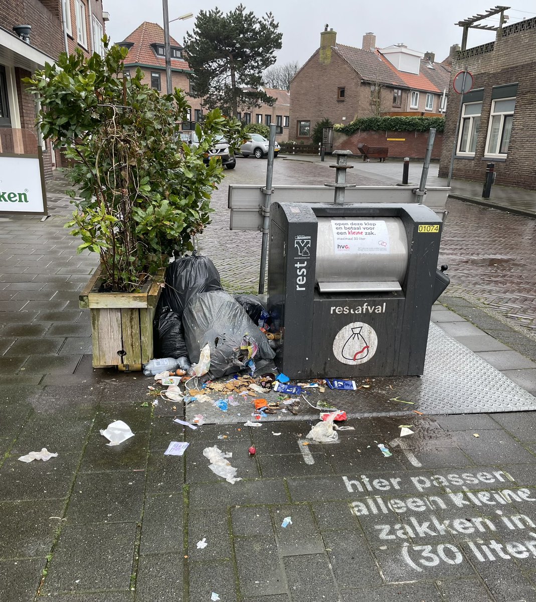 JohanZwakman's tweet photo. Deze container is omgebouwd naar 30 liter. Je kunt je 60 l zak dus niet meer kwijt bij de vertrouwde container. Shit, waar moet je nu naar toe. Misschien veel verder lopen. Dan maar ernaast. Voer voor de meeuwen. @gemvelsen @RaadvanVelsen https://t.co/BMdnRKWQ2j