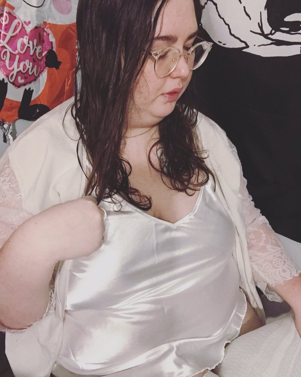 Royaluxxe's tweet photo. Have Some nice pictures of me cuz I’m cute or what Ever #Twitch #affiliate #TwitchAffilate #twichstreamer #twitchgirls #chubbystreamer #gamergirl #cringe https://t.co/MU9luNjwfZ