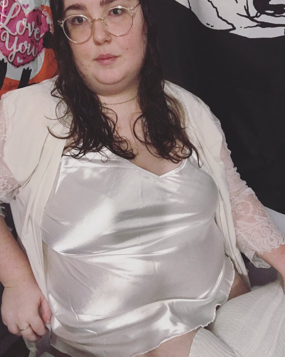 Royaluxxe's tweet photo. Have Some nice pictures of me cuz I’m cute or what Ever #Twitch #affiliate #TwitchAffilate #twichstreamer #twitchgirls #chubbystreamer #gamergirl #cringe https://t.co/MU9luNjwfZ