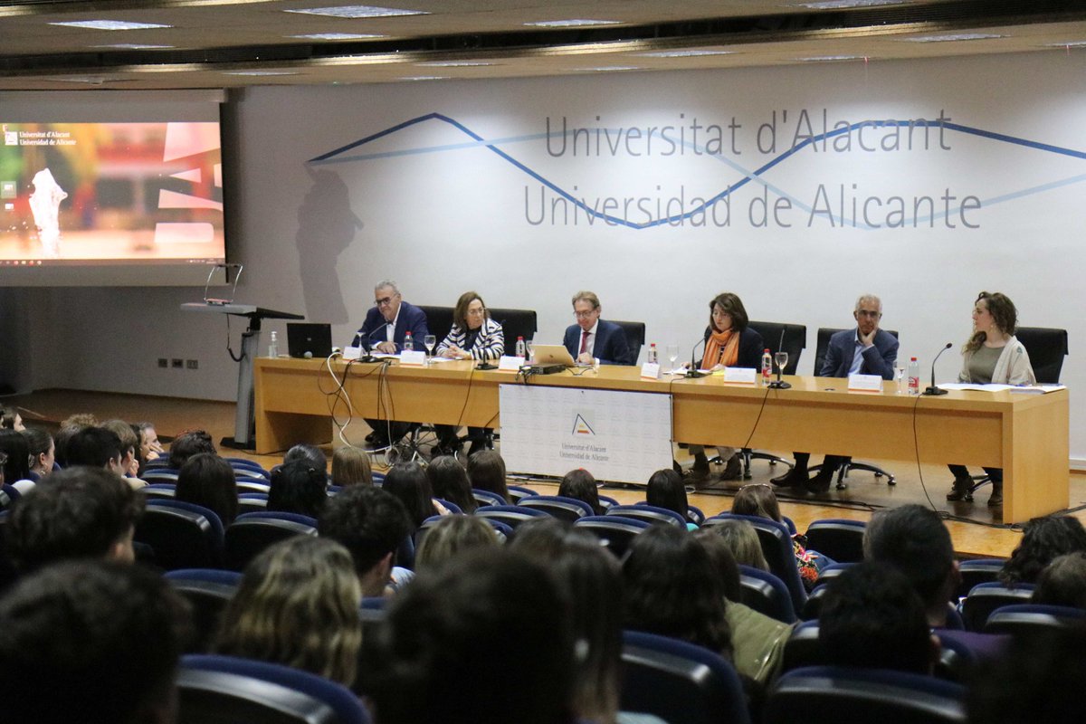 GVAsanitat's tweet photo. 📷🗣️ El conseller Miguel Mínguez ha oferit hui una xarrada informativa sobre Atenció Primària per a l'estudiantat d'Infermeria de la @UA_Universitat @UA_Universidad 👩‍⚕️🧑‍⚕️ https://t.co/66ZAqyOTQP
