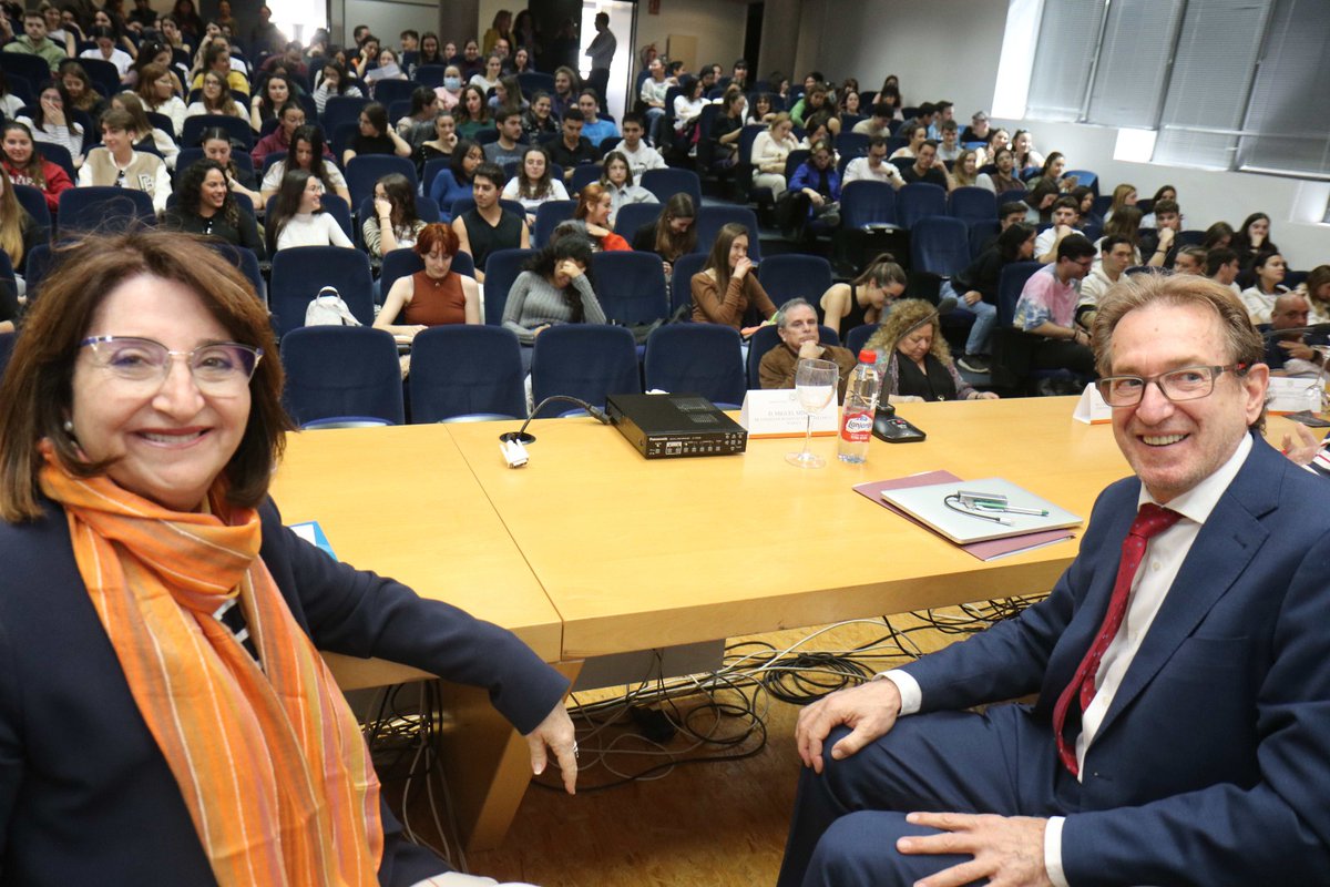 GVAsanitat's tweet photo. 📷🗣️ El conseller Miguel Mínguez ha oferit hui una xarrada informativa sobre Atenció Primària per a l'estudiantat d'Infermeria de la @UA_Universitat @UA_Universidad 👩‍⚕️🧑‍⚕️ https://t.co/66ZAqyOTQP