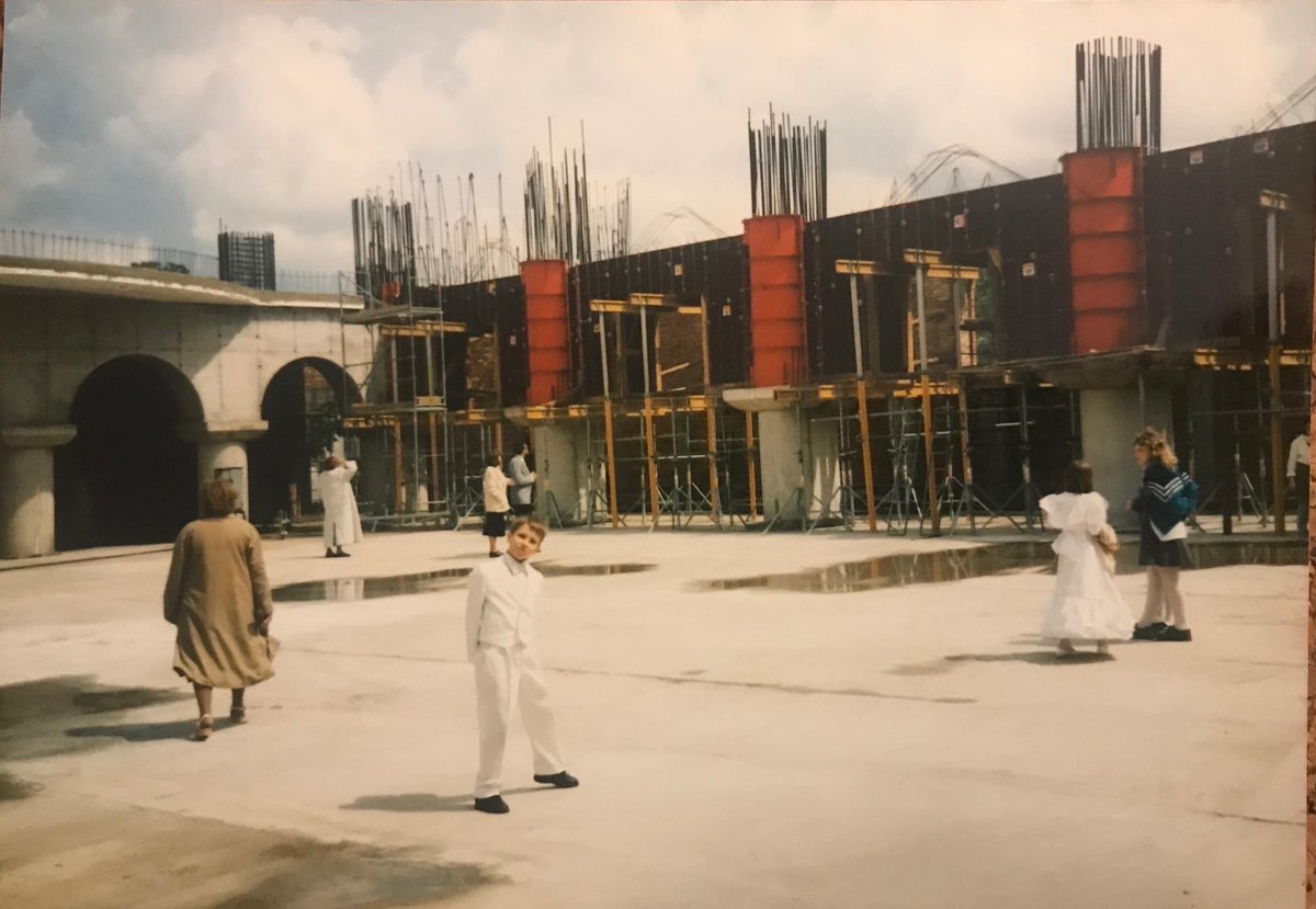 MiastoUrsynow's tweet photo. #Natolin, lata 1996-1999. Widok na ulicę #BraciWagów (i parking przy bloku #NaUboczu 18 - ile wolnych miejsc!). Kościół Ofiarowania Pańskiego w budowie (1997r.)’ via #obywateleursynowa https://t.co/BNUxrvAs6A https://t.co/6dhCAALqO5