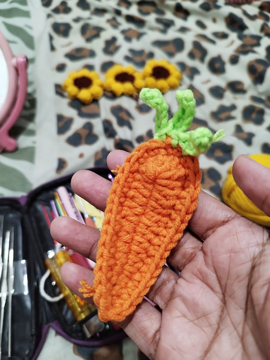 vayrivai's tweet photo. Aplikasi wortel rajut. Bener2 gabut hari ini. Bikin banyak rajutan buat tempelan di cardi2 aku😂 https://t.co/KvnGy0MHQA