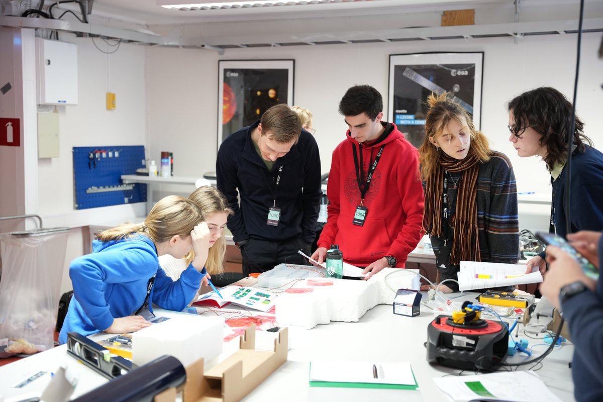 unizar's tweet photo. Álvaro Yuste, estudiante de Telecomunicaciones @EINAunizar fue becado para el programa #FlyaRocket, una colaboración entre la @esa, @andoyaspaceedu y @Romsenteret.
Su periodo de formación culminó con el lanzamiento de un cohete en Noruega.
Lo cuenta en https://t.co/8wyeenYiGg https://t.co/ns0BojQA73