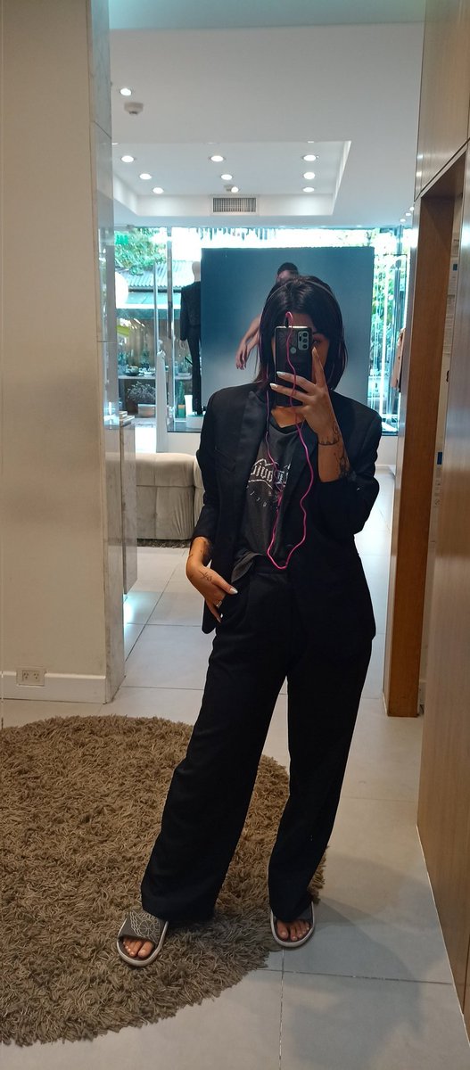 iharairala's tweet photo. En Europa se usa blazer y chanclas https://t.co/eQakxKDjbA