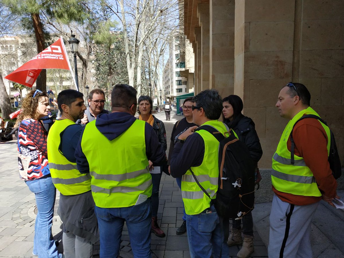 ABUnidasPodemos's tweet photo. Hoy acompañábamos al personal de Avincis en #Albacete.
Están en huelga porque tienen las tablas salariales congeladas desde 2015 y la empresa se niega a sentarse a negociar.
El progreso de una ciudad también se mide en las condiciones laborales y tienen todo nuestro apoyo. https://t.co/tmLWighJuM