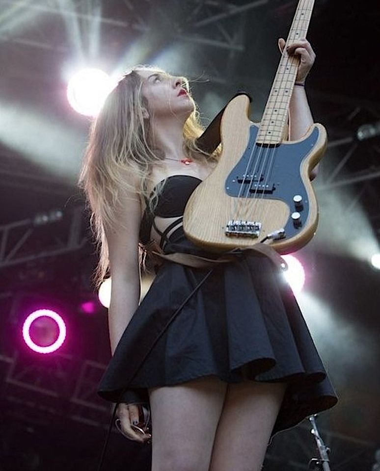 Happy Birthday to Este Haim of Haim! 