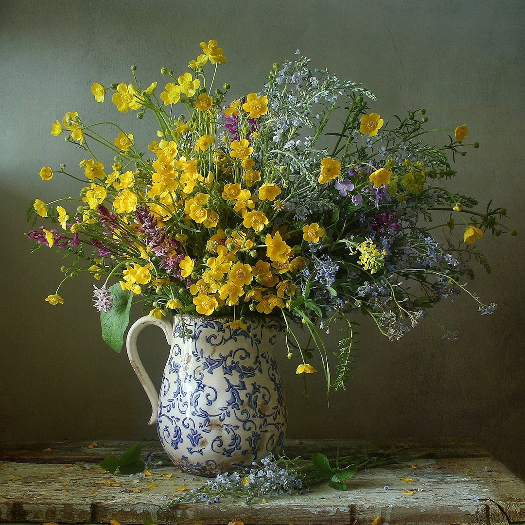 "Bana kalırsa, çiçekler insandan çok daha önce vardı ve insanın gelişiyle hâlâ içinden çıkamadıkları bir şaşkınlığa gömüldüler..."

🔖 E. M. Cioran
📸 Marina Filatova