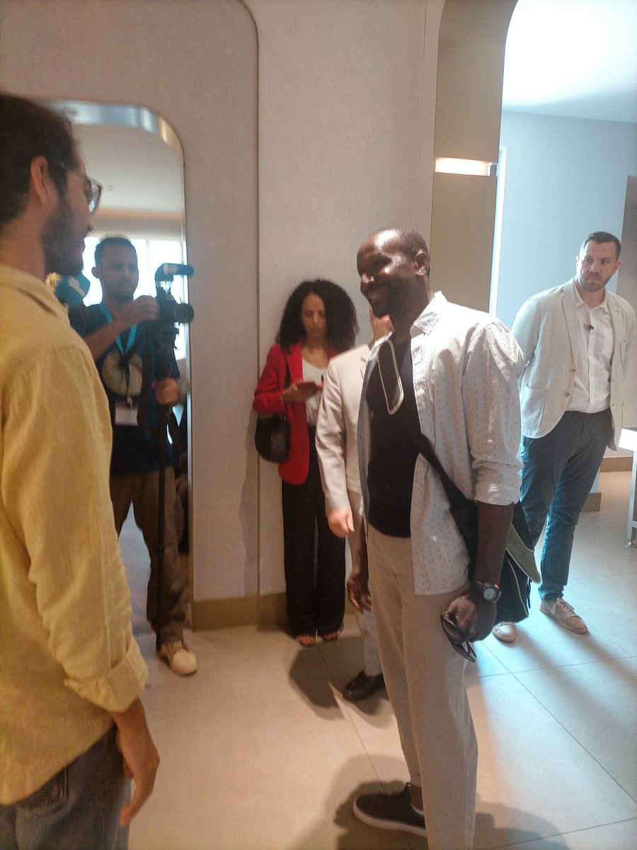 Olivier #Dubois libéré après près de 2 ans (711 jours) de captivité. Immense emotion a l'aéroport de Niamey