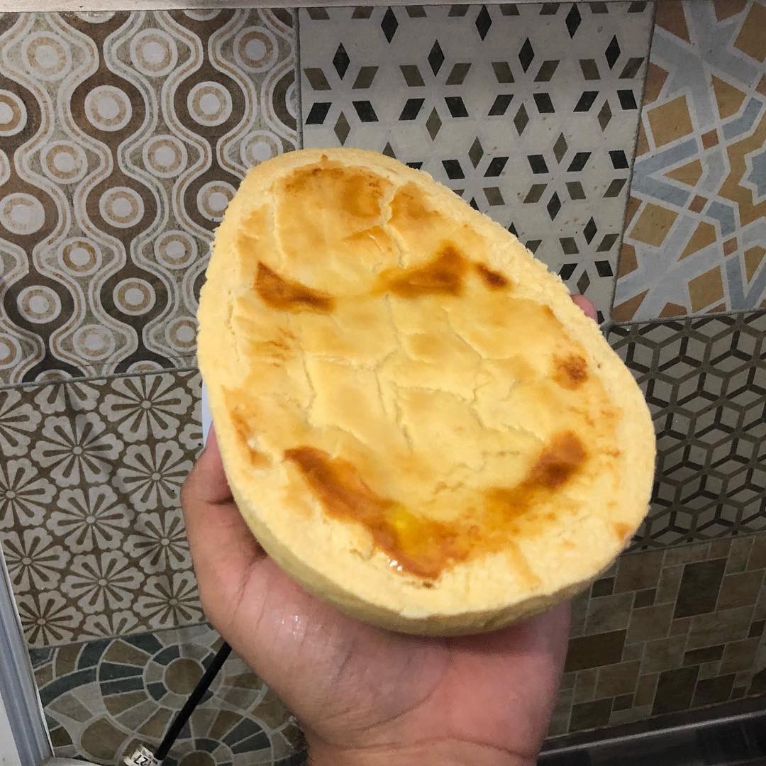 theposeidonhub's tweet photo. O brasileiro inventou ovo de Páscoa de empada recheada com frango https://t.co/E6rdnBLEIu