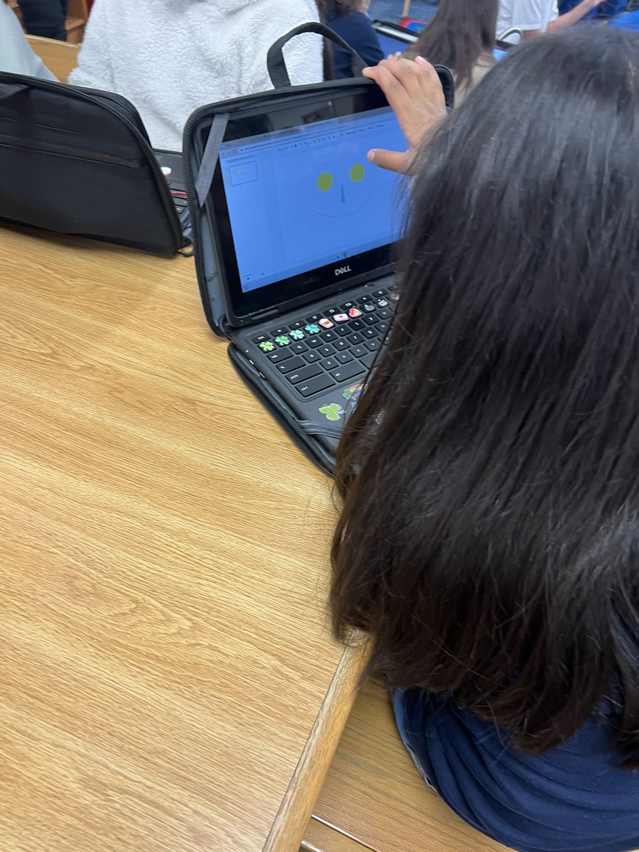 unalibrarian's tweet photo. @edtechsara is teaching a fun technology art lesson to @GreenbriarFWISD students during their XSTREAM class. @FWISDEdTech @dbenavidez2 @FWISDLibrary https://t.co/NYc7xZr3q6