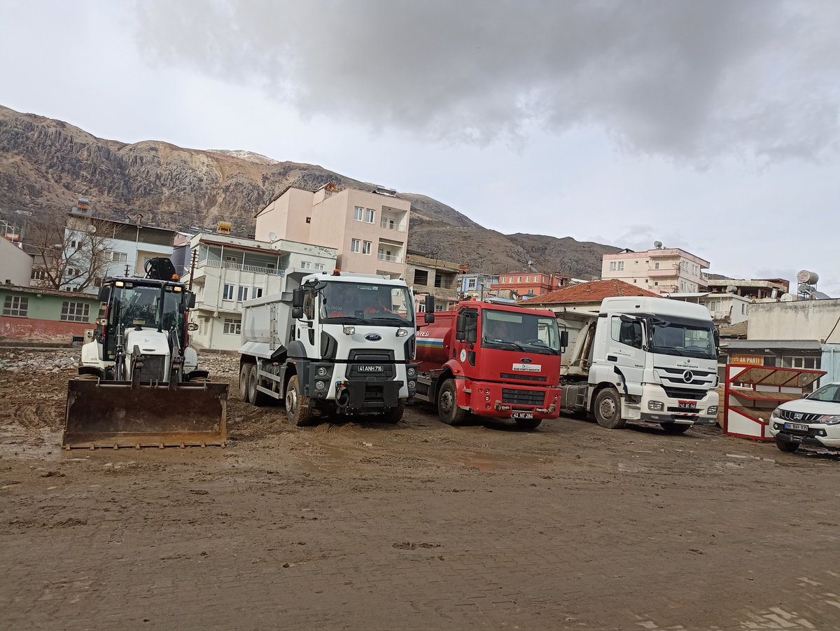 İzmit Belediyesi Tarafından ilçemize . 9 personel ile birlikte 2 tır, 1 kamyon, 1 kazıcı yükleyici, 1 arasöz, 1 adet 4x4 aracı gönderen değerli baskanimiz <a href="/fatmakaplan/">Fatma Kaplan Hürriyet</a> 'a teşekkür ederim