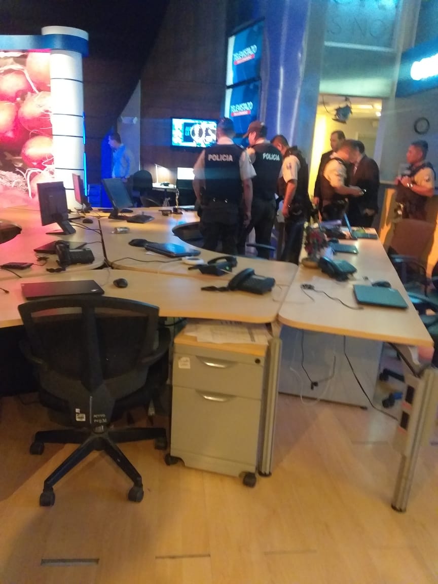 luisantonio_r's tweet photo. ATENTOS: envían dispositivo con explosivo a la redacción de Noticias de @EcuavisaInforma. El atentado estaría dirigido al colega @LeninArtieda, quien ya fue puesto a buen recaudo. #RechazoTotal a este hecho terrorista y solidaridad con los colegas de ese medio https://t.co/bRYEfaj2xJ