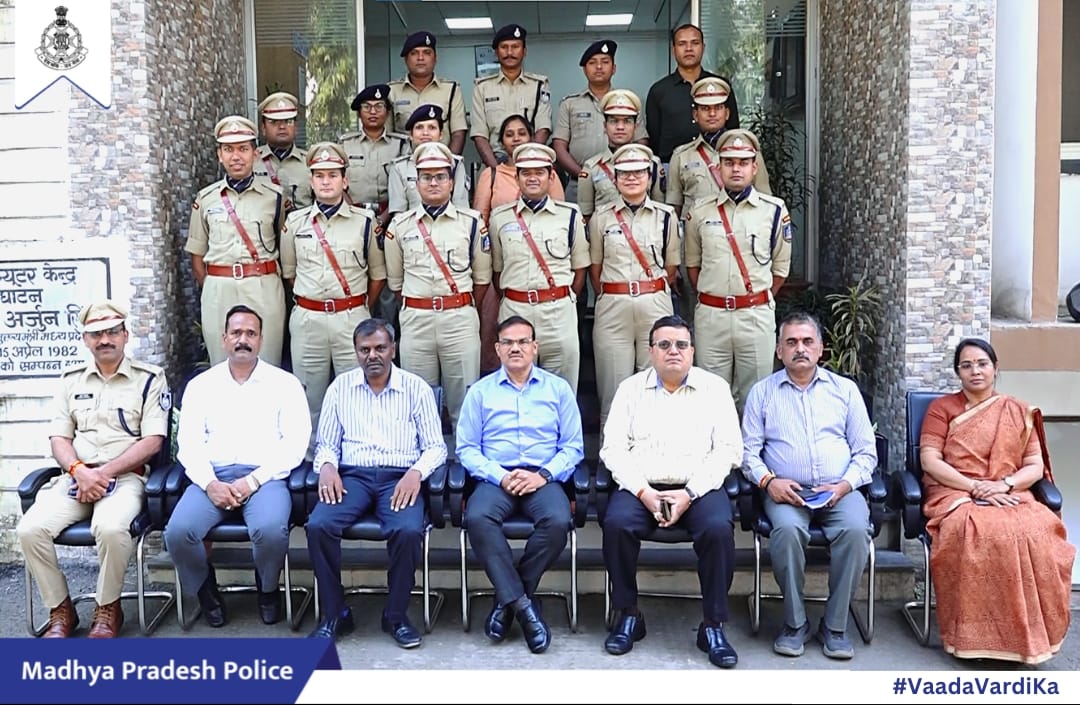 scrbmppolice's tweet photo. पुलिस मुख्यालय भोपाल स्थित राज्य अपराध रिकॉर्ड ब्यूरो (एससीआरबी) कार्यालय में सोमवार को एडीजी (एससीआरबी) श्री चंचल शेखर ने 74 आरआर, मध्यप्रदेश कैडर के 9 ट्रेनी आईपीएस अधिकारियों से चर्चा की।
#MPPolice #SCRBMP (1/n) https://t.co/JCuGlqBlfT