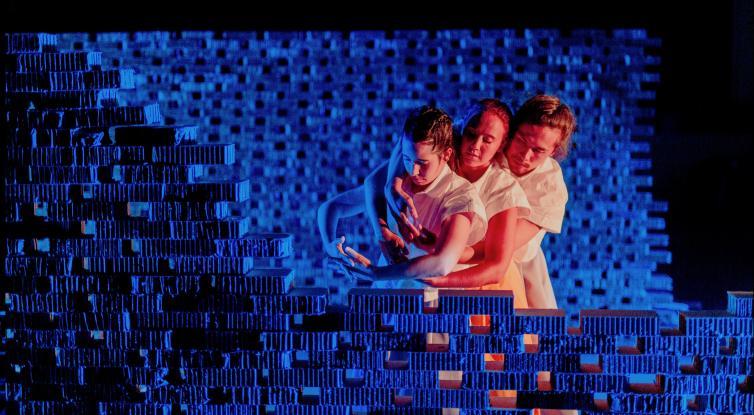 🕺 Avui torna la dansa a #PuntsdeVista de la mà del ballarí <a href="/JunyiSuwa/">Junyi Sun</a>. Ens interpretarà un fragment de l'espectacle #Lóng que podreu veure al festival <a href="/DansaMetropol_/">Dansa Metropolitana</a> que se celebra fins al 26 de març 

⏰ A les 19h a La2 <a href="/RTVECatalunya/">RTVE Catalunya</a> 

<a href="/KernelDT/">Kernel Dance Theatre</a>