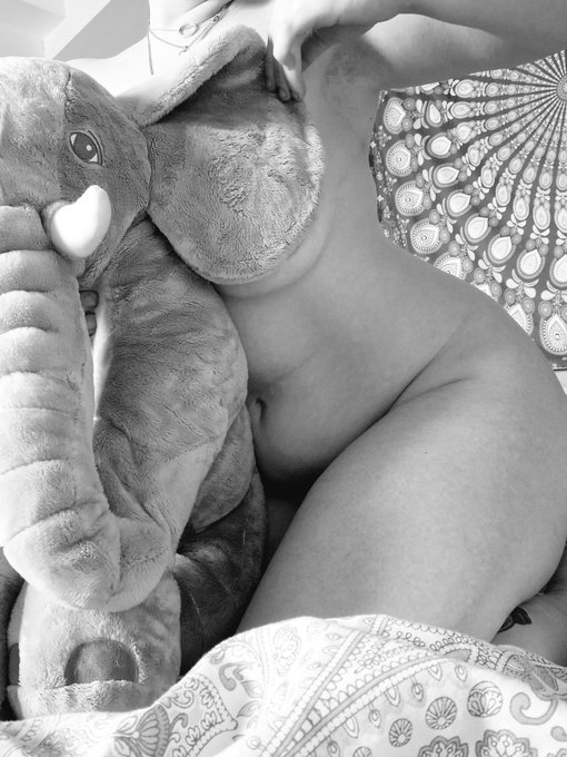 I love being in bed - wanna join? 😈 https://t.co/UUUPOsdhgI