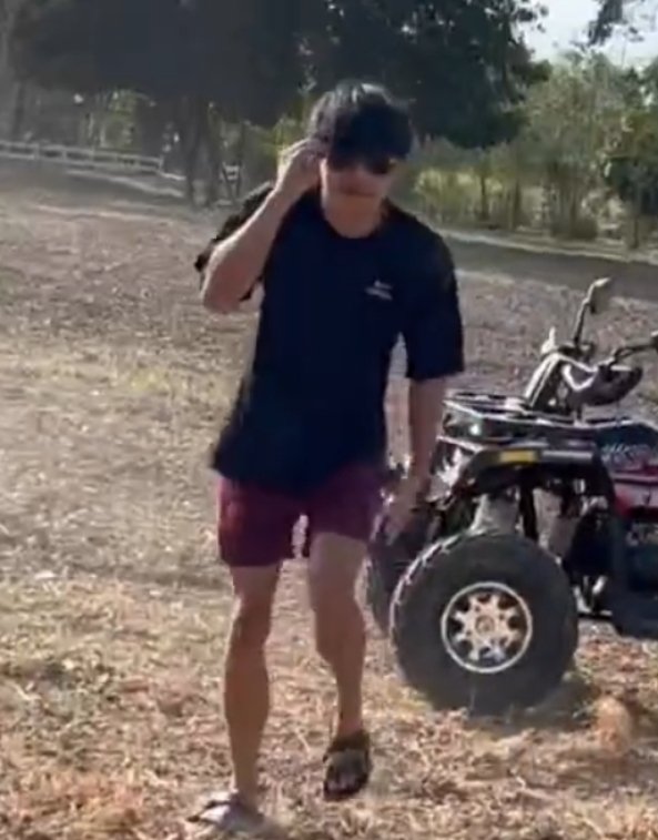 cesunflow's tweet photo. WAITTTTT
Ohm wearing the 'boy london' tshirt from nanon (again)?!?! 😭😭😭😭 https://t.co/XrrJnSVWde