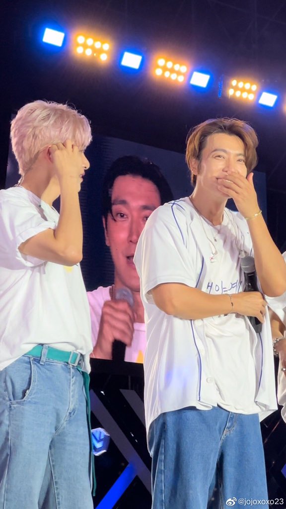 Zinnie_SJ's tweet photo. #슈퍼주니어 #응답하라
#ReplySS3 #SuperShow9 #SS9inHCM #SuperJunior #LabelSJ #ELF #EverLastingFriends #VELF #VNELF
( cr jojoxoxo23 ) https://t.co/8IzV2xLcxe