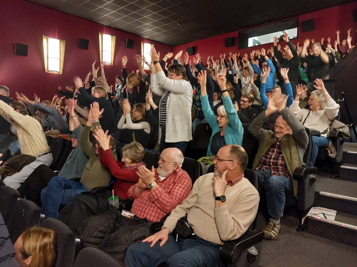 Am 17. März wählte der Hexenkessel von Hofheim Anastasia August zur Siegerin des Science Slams, organisisiert von der <a href="/vhs_MTK/">vhs MTK</a> und der Hofheimer Kulturwerkstatt. Als Preis nimmt August (rechts) eine von Heidi Werkmann (links) handgehäkelte Eule (Mitte) im Empfang! #mtk #vhs