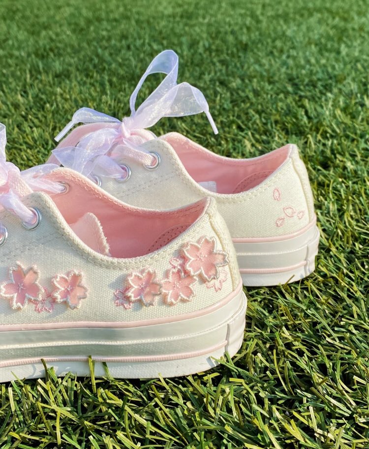 piinkibun's tweet photo. cherry blossom converse https://t.co/j3zqKQkWWs