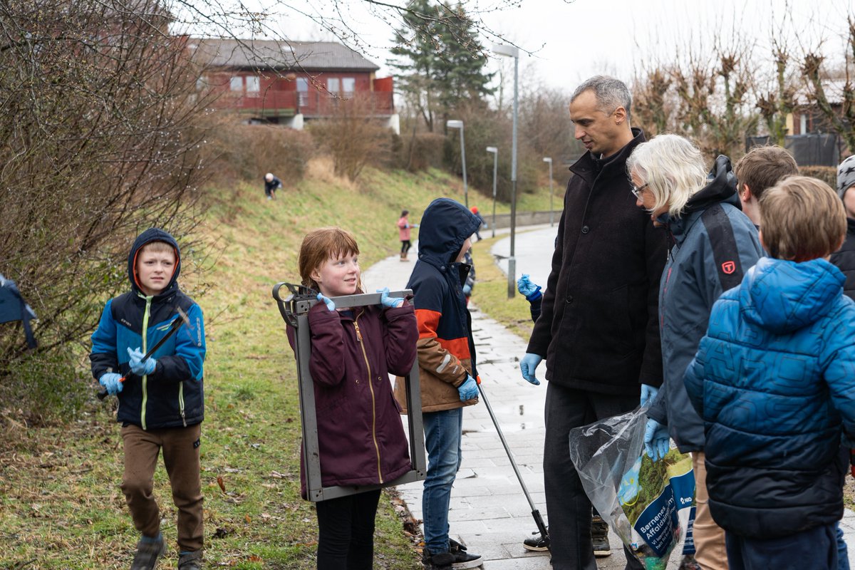 Børne- og Undervisningsministeriet (@uvm_dk) on Twitter photo 188.000 børn fra skoler og dagtilbud er tilmeldt <a href="/DanmarksNatur/">Danmarks Natur</a>'s årlige affaldsindsamling. Mandag trak børne- og undervisningsminister Mattias Tesfaye i blå handsker og samlede skrald med 3.b på Lyngholmsskolen i Furesø Kommune. I år er rekordmange børn tilmeldt.
#skolechat 188.000 børn fra skoler og dagtilbud er tilmeldt <a href="/DanmarksNatur/">Danmarks Natur</a>'s årlige affaldsindsamling. Mandag trak børne- og undervisningsminister Mattias Tesfaye i blå handsker og samlede skrald med 3.b på Lyngholmsskolen i Furesø Kommune. I år er rekordmange børn tilmeldt.
#skolechat