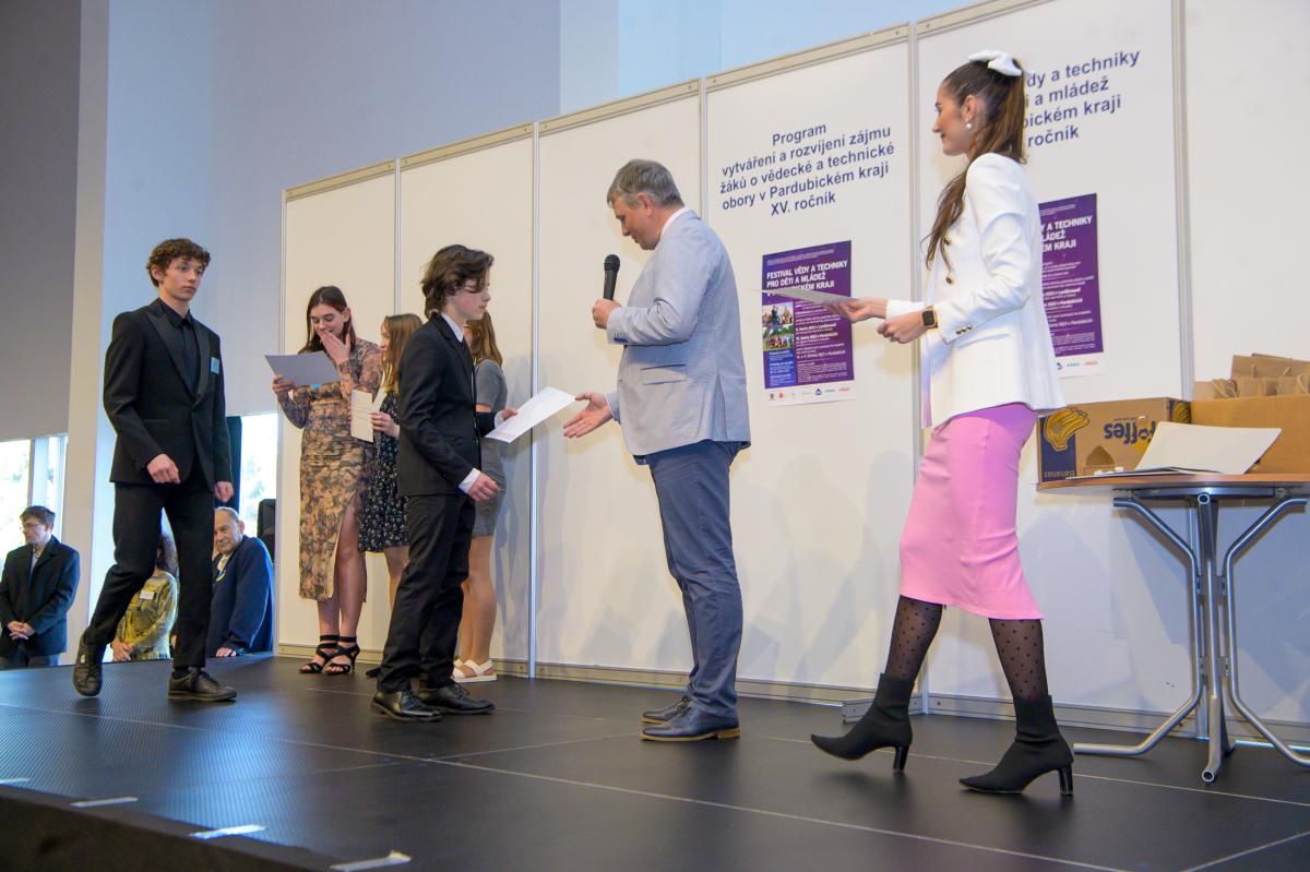 FFUPCE's tweet photo. Děkan #FFUPCE Jiří Kubeš tradičně ocenil žáky základních a středních škol, kteří se účastnili soutěže Festival vědy a techniky pro děti a mládež v Pardubickém kraji. Děkujeme všem zúčastněným a oceněným gratulujeme!🥇
https://t.co/yTwvutkH9N https://t.co/PfxZT6X0BM