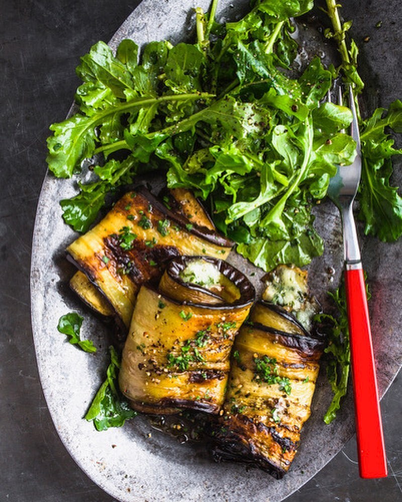 Here we go again, the season has officially started. I am looking forward to meet more travelers and to see again familiar faces that already have cooked with me in the past few years…
I am delighted to have once again a fantastic space available (a crazy cool historical kit…