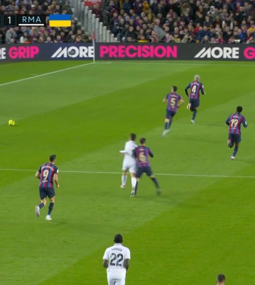 ➡️ A la izquierda, un lance del juego.
➡️ A la derecha, roja clara por agresión y 10 años de cárcel.

¡HALA MADRID!