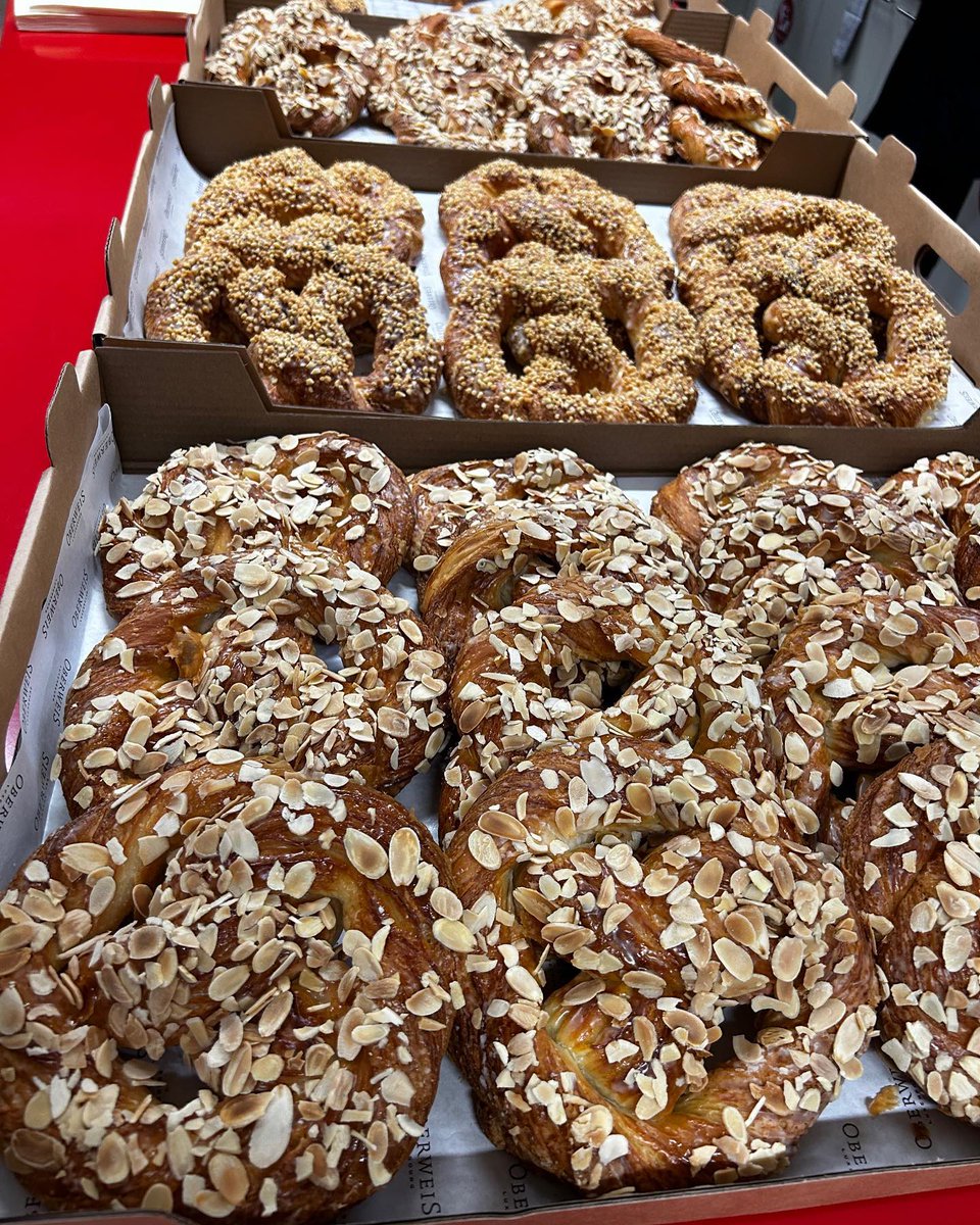 A little late celebration of yesterday’s yummiest holiday #bretzelsonndeg in the office this morning 😋🥨🇱🇺
#officelife