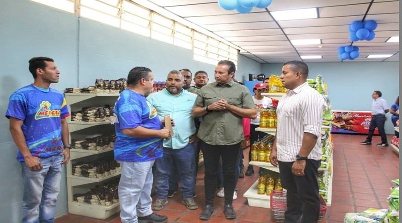 carolin93147910's tweet photo. #JuntosContraLasMafias Inauguran primera tienda Mercal en Guárico. 
@NicolasMaduro https://t.co/cKgEkVY8CH