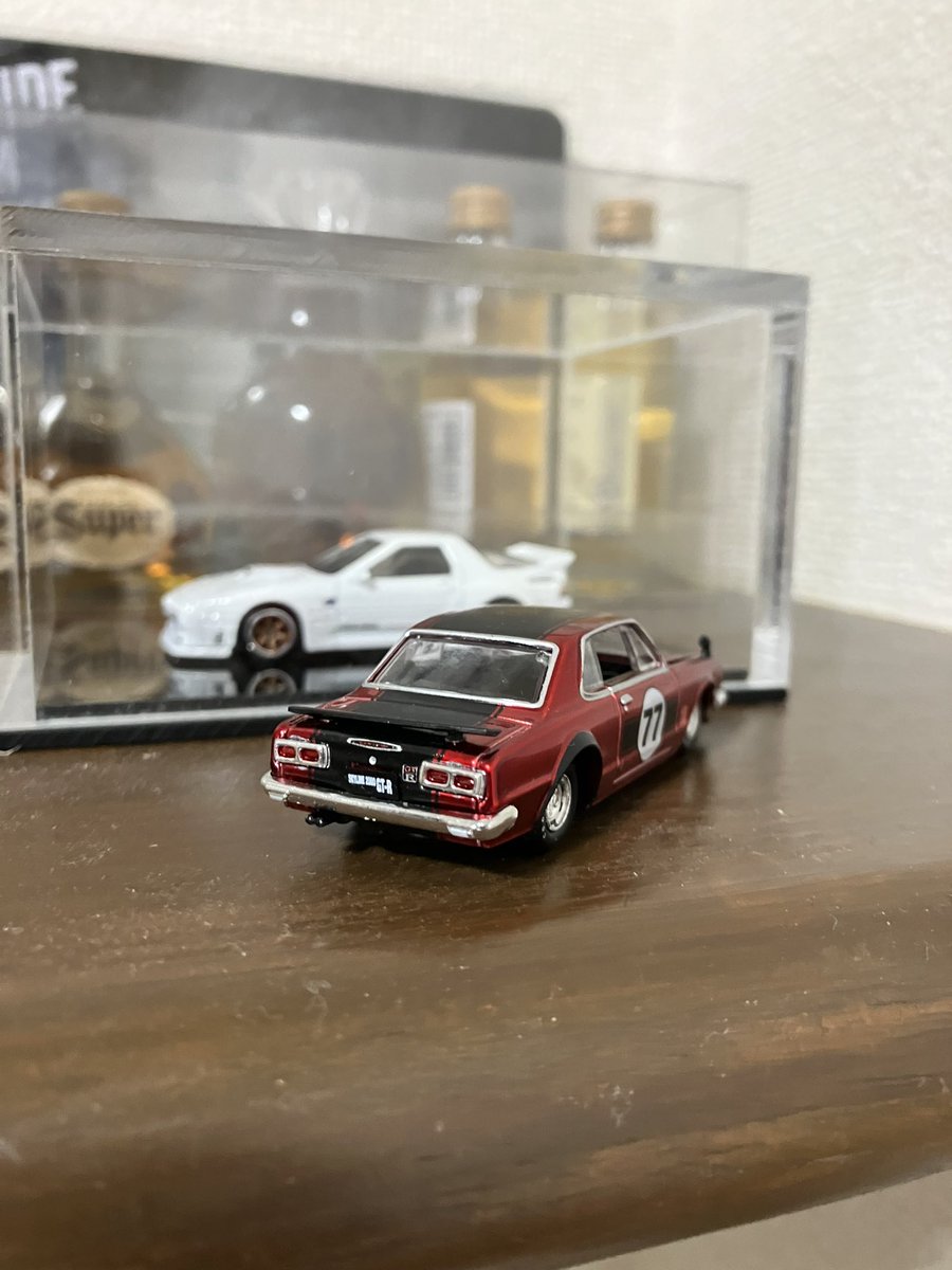 t_fc3s's tweet photo. 先週末買ったミニカー。さっそく組み立てました。タイヤにホイール嵌めるのめちゃくちゃ硬くて少し苦戦しましたが、他は難なく組めました。ハコスカと言えばシルバーが定番ですが、メタレッドのハコスカもカッコいいですね(*´∀`*)
#M2machine https://t.co/4kccyRYpsm