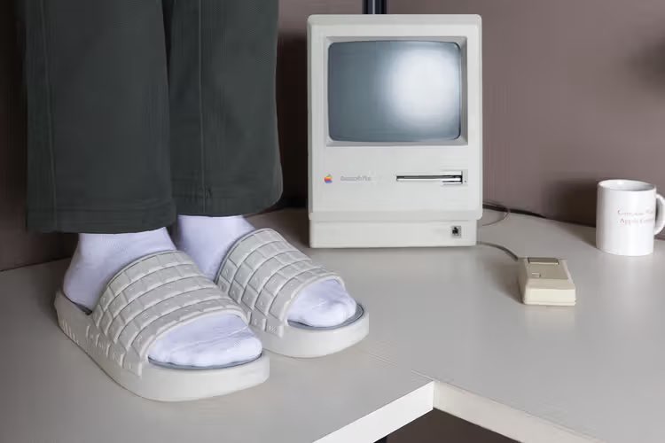 KenAshimoto's tweet image. #シンキングディファレント #コンフォートスライド スライド系は構成要素が決まっているので、造形的なトンチ合戦になってる感が否めないのだけど（逆に言えばそれしか差別化できないんだろうけど）、この切り口は新鮮！確かに作り的に単色になるから親和性あるよね。 #ThinkingDifferent #CMFRTslides