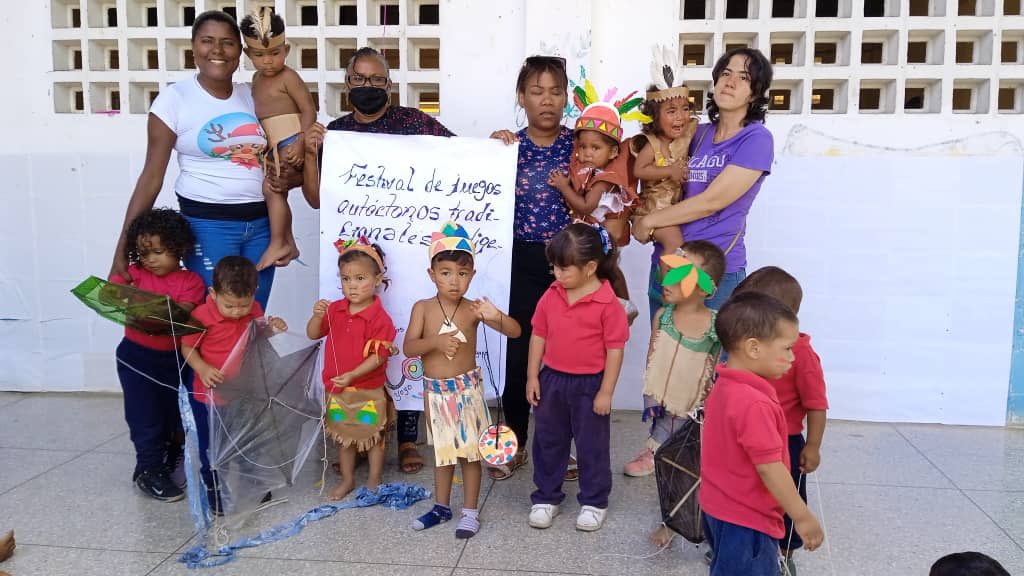 depintoaracelis's tweet photo. Desde el Centro de Educación Inicial Maria Angelica Lusinchi en Cariaco nuestros semilleros realizar diferentes actos tradicionales indígenas en el marco a celebrarse el pasado 18M el Día del Niño y Niña Indígena
#SucreLeDiceNoALaCorrupción
#JuntosContraLasMafias 
@NicolasMaduro https://t.co/xVoyneUt2V